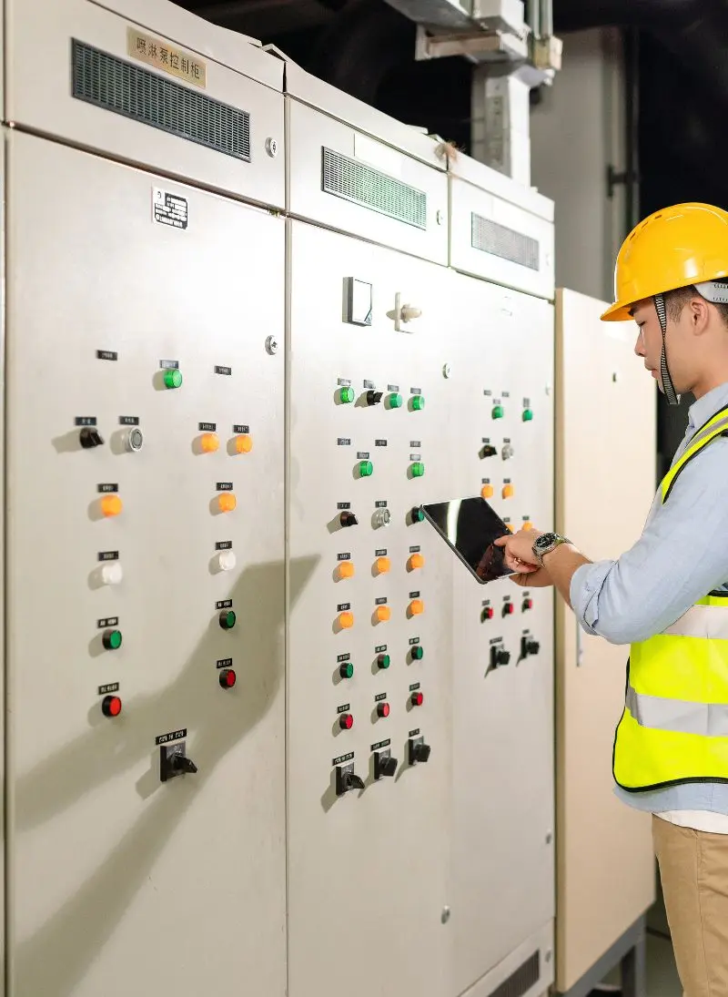 laudo-nr-10-eletrica Técnico trabalhando no Laudo NR-10