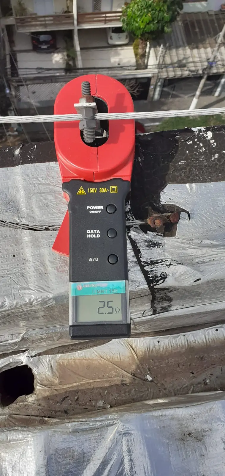 laudo-para-raio-spda Técnico utilizando equipamentos para medição de proteção SPDA