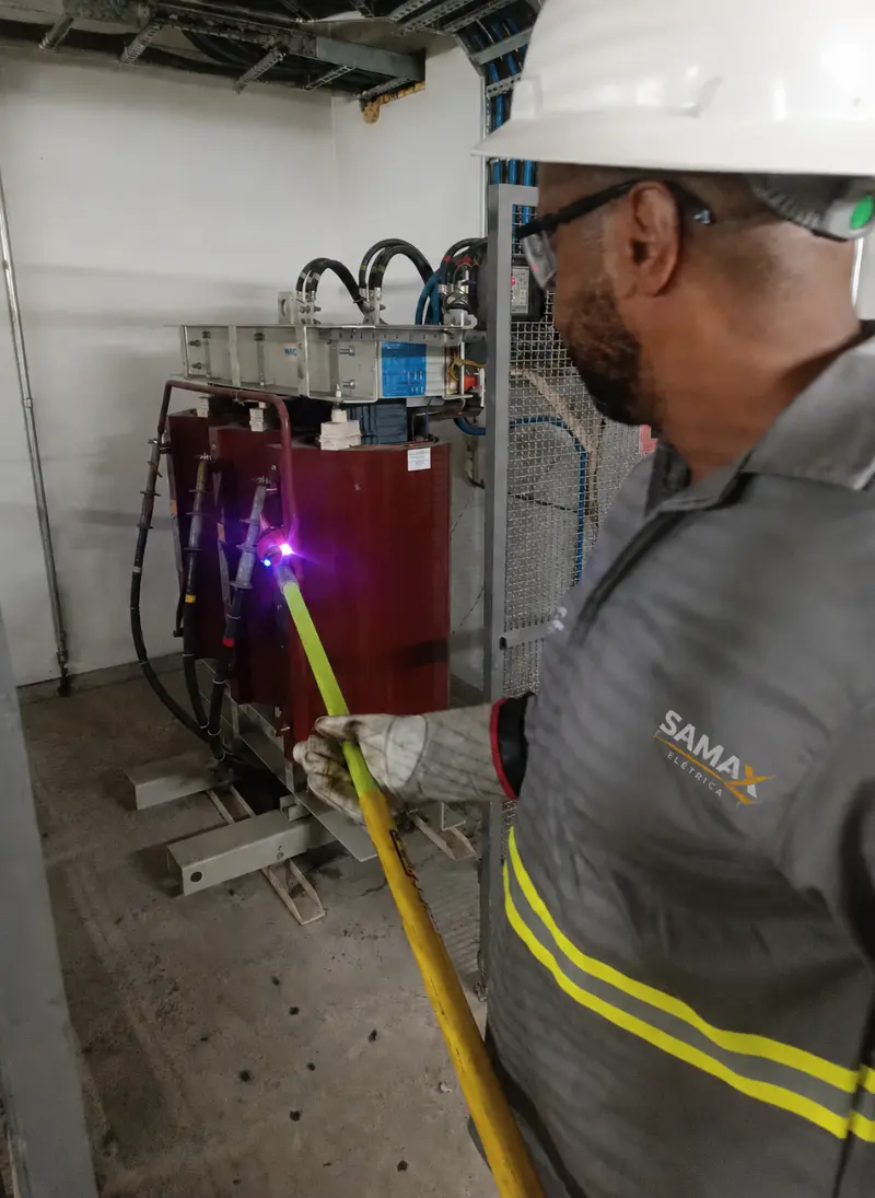 manutencao-cabine-primaria-samax-eletrica Técnico realizando manutenção em cabine primária