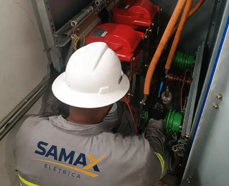 tecnico-samax-eletrica Técnico da Samax Elétrica realizando Mnautenção Elétrica
